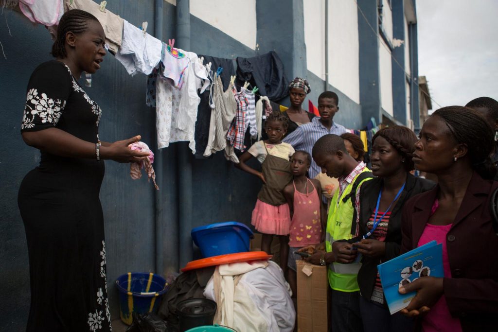 Le 19 septembre, à Freetown, la capitale, un mobilisateur social s'entretient avec les habitants sur la manière de se protéger contre la MVE et d'empêcher sa propagation. Du 19 au 21 septembre en Sierra Leone, une campagne d'information publique visait à atteindre chaque foyer du pays avec des messages vitaux. sur la maladie à virus Ebola (MVE). L'UNICEF a fourni un soutien technique et financier, notamment du matériel d'information, à la campagne menée par le gouvernement, appelée initiative Ose to Ose Ebola Tok, qui signifie « conversation de porte à porte » dans la langue locale sierra léonaise. Au cours de la campagne, plus de 28 500 mobilisateurs sociaux, jeunes et bénévoles formés ont fait du porte-à-porte pour atteindre 1,5 million de foyers et fournir aux résidents des informations sur la façon de se protéger contre la MVE et de prévenir sa propagation. L'UNICEF estime que 8,5 millions d'enfants et de jeunes de moins de 20 ans vivent dans des zones touchées par la MVE en Guinée, au Libéria et en Sierra Leone, des pays où la transmission de la maladie est répandue et intense. Parmi eux, 2,5 millions ont moins de 5 ans. Le Nigeria et le Sénégal sont également touchés, ayant connu un ou plusieurs premiers cas, ou connu une transmission localisée. L’épidémie actuelle de MVE en Afrique de l’Ouest est la pire de l’histoire. UNICEF/UNI171270/Bindra