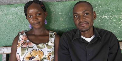 Lexina Lungu et son mari Frank dans leur ville natale de Kasungu, au Malawi. Lexina a découvert qu'elle était séropositive alors qu'elle était enceinte de son deuxième enfant. Frank est un mari très solidaire : il a accompagné Lexina à tous ses rendez-vous prénatals et l'a aidée autant que possible après la naissance de leur deuxième fils, Chimango. UNICEF/UNI182260/Schermbrucker