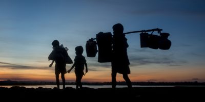 Le 15 septembre 2017, des enfants réfugiés rohingyas nouvellement arrivés entreprennent un long voyage vers le Bangladesh avec tous leurs biens, après l'incendie de leur village au Myanmar. Comme d'autres réfugiés l'ont fait, ils tenteront de trouver un petit carré de terrain pour construire un abri de fortune avec des bâches en plastique et du bambou dans le camp de réfugiés de Kutupalong, dans le district de Cox's Bazar. Au 5 septembre 2017, plus de 146 000 réfugiés rohingyas ont fui la frontière. depuis l'État de Rakhine, au Myanmar, vers le district de Cox's Bazar, division de Chittagong, au Bangladesh, depuis le 25 août. Jusqu'à 80 pour cent des nouveaux arrivants sont des femmes et des enfants. Plus de 70 000 enfants ont besoin d’une aide humanitaire d’urgence. Plus de 100 000 réfugiés nouvellement arrivés résident actuellement dans des installations de fortune et des camps de réfugiés officiels extrêmement surpeuplés, tandis que 10 000 réfugiés nouvellement arrivés se trouvent dans des communautés d'accueil. Par ailleurs, 33 000 arrivées se font dans de nouveaux sites spontanés, en pleine expansion. Alors que certains réfugiés construisent leurs propres abris, la majorité des gens restent à l'air libre, souffrant d'épuisement, de maladie et de faim. Le district de Cox's Bazar au Bangladesh est l'un des districts les plus vulnérables, non seulement en raison de ses faibles performances en matière d'indicateurs liés à l'enfance, mais également en raison de sa vulnérabilité aux risques naturels. La plupart des gens ont marché 50 ou 60 kilomètres pendant six jours et ont cruellement besoin de nourriture, d’eau et de protection. De nombreux enfants souffrent de fièvre froide car ils sont trempés par la pluie et manquent de vêtements supplémentaires. Les enfants et les adolescents, en particulier les filles, sont vulnérables à la traite car différents groupes de trafiquants d'enfants sont actifs dans la région. De nombreux autres enfants ayant besoin de soutien et de protection restent dans les régions du nord de l'État de Rakhine qui ont été ravagées par la violence. Au Bangladesh, l'UNICEF intensifie sa réponse pour fournir aux enfants réfugiés une protection, une nutrition, une santé, de l'eau et un soutien sanitaire. Avec l'afflux récent de réfugiés, dema © UNICEF/UN0121690/Nybo