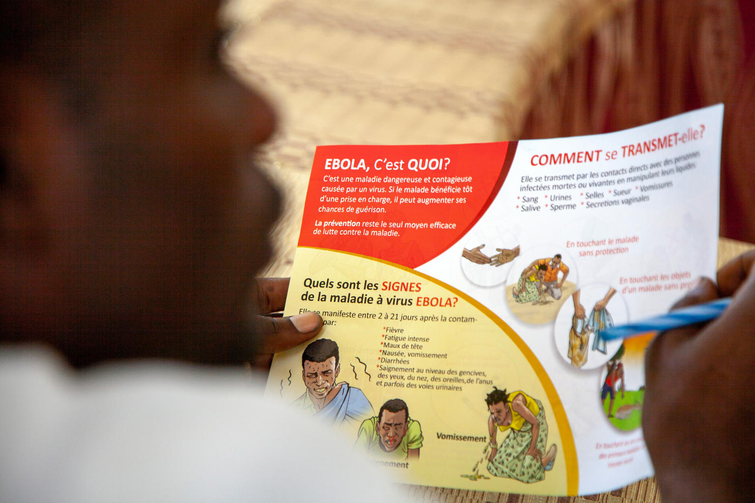On 9 August 2018, a humanitarian partner reads an Ebola prevention pamphlet during a UNICEF training in prevention messaging in Ebola-hit North Kivu, DRC. As at 8 August 2018, UNICEF briefed 60 community leaders in Mabalako health zone and 581 community members in Beni health zone on Ebola prevention messages as well as distributed 200 posters and 300 Ebola prevention pamphlets. Mass communication on Ebola prevention messages is being integrated into activities of local churches and local radio stations with 241 churches having received Ebola prevention messages and 79 local journalists being briefed.
Following the 1 August 2018 announcement by the Government of the Democratic Republic of the Congo (DRC) of a new Ebola Virus Disease (EVD) outbreak in North Kivu, UNICEF has mobilized its teams to help contain the spread of the disease and protect children. The impact of an outbreak on children can be far reaching. It’s known from earlier outbreaks in the DRC as well as in West Africa that children can be affected in various ways. Children can themselves be infected by the disease, but the impact goes beyond; it impacts their families and communities as children can lose their parents, care-givers and teachers. Access to basic services such as health care and education can become severely compromised. Also, children who are infected or whose relatives are, face stigmatization and social exclusion.
The Congolese Government has activated its response plan and called its partners, including UNICEF, to participate in the response. UNICEF has deployed a team to Beni for the response, including health specialists, communication specialists and a water, sanitation and hygiene specialist from the Ebola-response team in the Province of Equateur. Health, water, sanitation and hygiene and communication supplies have been sent to the affected areas including 300 laser thermometers to monitor the health conditions of people in the affected region and 2,000 kg of chlorine UNICEF/Naftalin