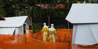 Le 14 septembre 2018, des travailleurs médicaux surveillent les patients d'un centre de traitement d'Ebola à Butembo, en République démocratique du Congo, après une récente épidémie de cette maladie mortelle. Depuis que l'épidémie d'Ebola a été déclarée le 1er août 2018, l'UNICEF a collaboré avec la communauté, les jeunes et les chefs religieux pour atteindre plus de 3,3 millions de personnes avec des messages de prévention et de plaidoyer contre Ebola. L'UNICEF étend sa réponse à Ebola et déploie à Butembo une équipe de 11 spécialistes en communication communautaire, éducation, assistance psychosociale, eau, assainissement et hygiène pour aider à contenir la maladie et éviter toute propagation de l'épidémie. Tout en élargissant sa réponse à la ville de Butembo, l'UNICEF continue de travailler avec ses partenaires à Mangina et Beni. Depuis le début de l'épidémie, l'UNICEF a collaboré avec les communautés, les jeunes et les chefs religieux pour transmettre des messages de prévention et de plaidoyer à plus de 3,3 millions de personnes. L'UNICEF travaille avec les communautés locales et les survivants d'Ebola pour garantir que les stratégies mises en place sont efficaces et durables, et pour désamorcer la résistance locale contre la réponse à Ebola, en particulier dans le quartier Ndindi de Beni. Les équipes multidisciplinaires de l'UNICEF comprennent des anthropologues, qui veillent à ce que la réponse soit sensible aux croyances et pratiques culturelles, en particulier en ce qui concerne les soins aux personnes malades, et réponde aux préoccupations des populations concernant des enterrements sûrs et dignes. À Ndindi, les comités locaux travaillent main dans la main avec l'UNICEF pour identifier et mettre en œuvre des activités de sensibilisation. Les comités locaux ont contribué à la mise en place de camions de sensibilisation équipés de mégaphones sillonnant le quartier. UNICEF/UN0235946/Nybo