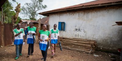 (De gauche à droite) Les agents de santé Jonathan Teika, Lansana Lavalie, Margaret Massaquoi et John B Musa marchent lors d'une distribution de bons aux ménages, qui peuvent être échangés contre des moustiquaires, lors d'une campagne nationale de distribution de moustiquaires dans le village de Gondama, district de Bo. , Sierra Leone, samedi 3 juin 2017. Entre le 1er et le 10 juin 2017, le Programme national de lutte contre le paludisme du ministère de la Santé et de l'Assainissement a distribué environ 4,3 millions de moustiquaires imprégnées d'insecticide dans le cadre d'une campagne de distribution de masse à l'échelle nationale. La campagne a été financée par le Département britannique pour le développement international (DfID) et le Fonds mondial de lutte contre le sida, la tuberculose et le paludisme, par l'intermédiaire de l'UNICEF. La Sierra Leone est l'un des sept pays d'Afrique subsaharienne où plus d'un quart de la population est infectés par le paludisme à un moment donné, selon le Rapport mondial sur le paludisme (Organisation mondiale de la santé 2016), près de trois Sierra-Léonais sur dix souffrent de la maladie. Le paludisme contribue à environ vingt pour cent de la mortalité infantile et est à l'origine de près de quatre consultations hospitalières sur dix dans tout le pays. Les femmes enceintes sont particulièrement exposées au paludisme, qui contribue aux taux élevés de fausses couches, de naissances prématurées et de faible poids à la naissance. Quatre enfants sur dix âgés de 6 à 59 mois ont été testés positifs au paludisme (par microscopie), selon les données de l'enquête sur les indicateurs du paludisme en Sierra Leone (2016) qui vient d'être publiée. Comme indiqué dans le Plan stratégique national de la Sierra Leone 2016-2020, tous les enfants de moins de 5 ans et toutes les femmes enceintes doivent dormir sous une moustiquaire imprégnée chaque nuit pour prévenir les complications du paludisme. Entre le 1er et le 10 juin 2017, le Programme national de lutte contre le paludisme du ministère de la Santé et de l'Assainissement a distribué environ 4,3 millions de moustiquaires imprégnées d'insecticide dans le cadre d'une campagne de distribution de masse à l'échelle nationale. La campagne a été financée par le Département britannique pour le développement international (DfID) et le Fonds mondial de lutte contre le sida, la tuberculose et le paludisme, par l'intermédiaire de l'UNICE. UN072243
