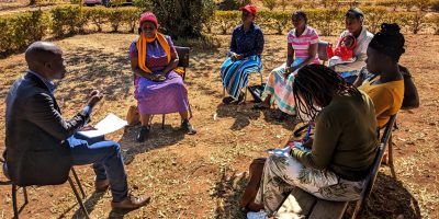 Les participants au cours testent leurs outils de collecte de données en discutant avec des mères, établissement de santé de Mazowe, Zimbabwe. juin 2024