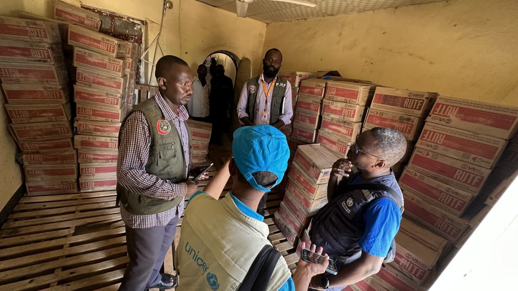 Le chef du bureau local de l'UNICEF visite les magasins de l'hôpital de Tawilla, au Darfour.