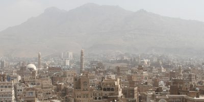 أفق مدينة صنعاء القديمة، وهي أحد مواقع التراث العالمي لليونسكو، مع الجبال المحيطة بها في الخلفية.